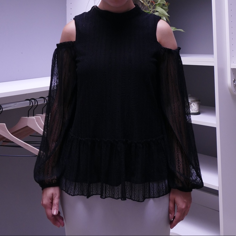 Shoulderless Black-laced flowy blouse